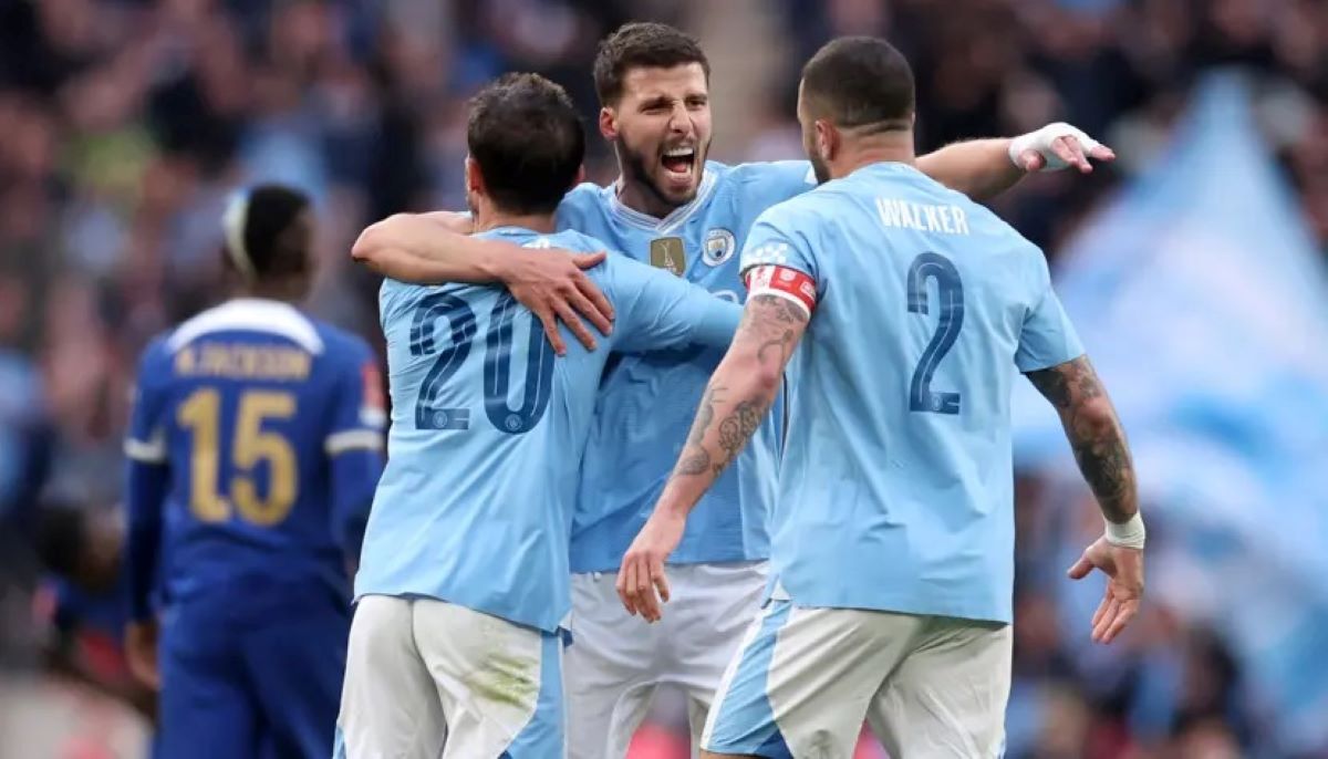 Silva's Late Goal Sends Man City to FA Cup Final